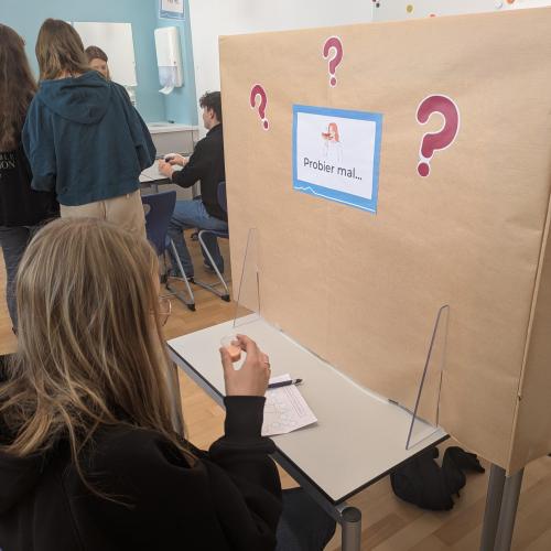 Schülerin verkostet etwas, ohne zu wissen was es ist. Wird sie es erraten?