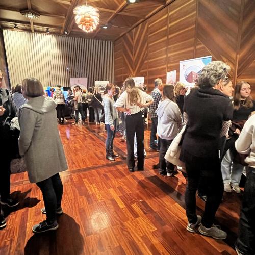 Personen informieren sich an den einzelnen Ständen.