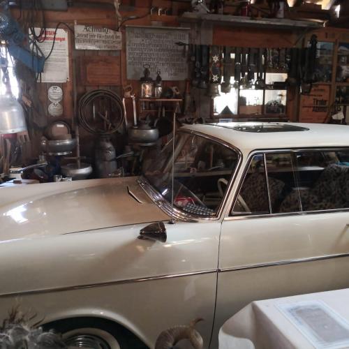 Ein weißer Oldtimer.