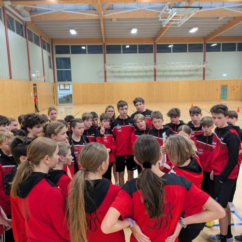 Besprechung der Schüler:innen, die bei der Durchführung halfen. 
