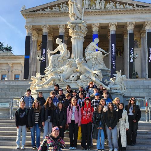 Gruppenfoto vor dem Parlament.