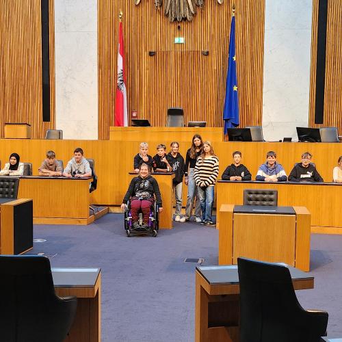 Schüler:innen im Parlament.