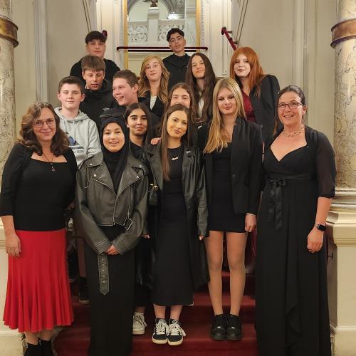 Gruppenfoto 4c in Abendgarderobe im Musical.