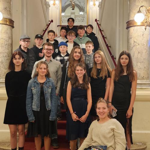 Gruppenfoto 4b in Abendgardarobe vor dem Musical.