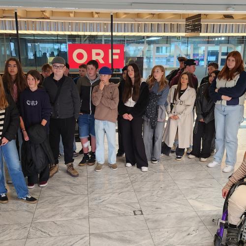 Schüler:innen haben eine Führung in Schönbrunn.