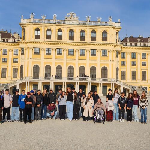 Gruppenfoto 4b und 4c Klasse vor Schloss Schönbrunn.