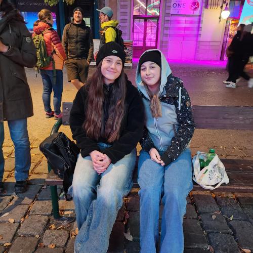 Zwei Schüler:innen im Prater.