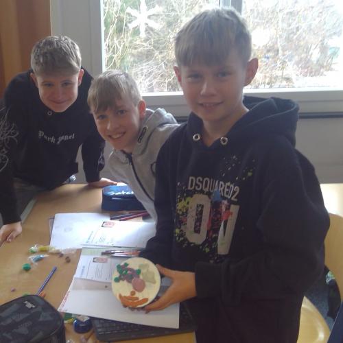 Schüler zeigt sein 3D-Modell einer Zelle.
