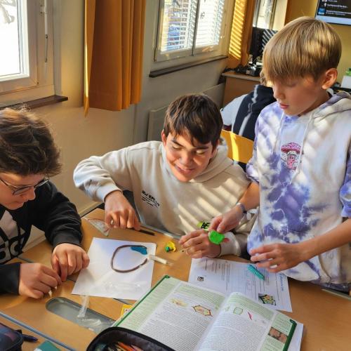 Schüler arbeiten an den 3D-Modellen.