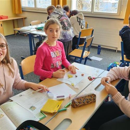 Schülerinnen arbeiten an den 3D-Modellen.
