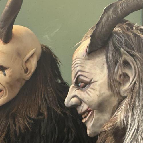 Nahaufnahme von zwei Krampussen.