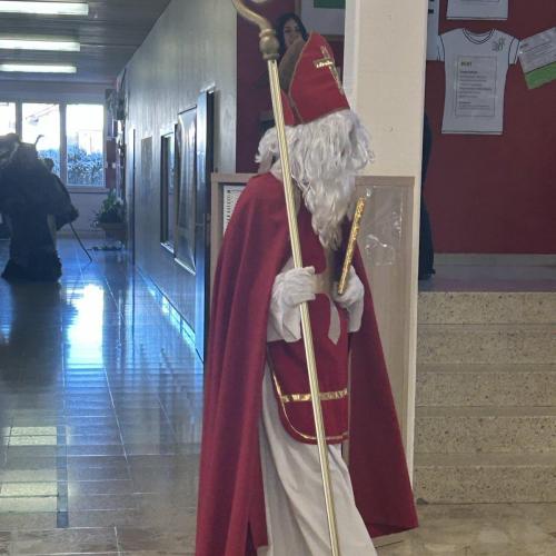 Der Nikolaus spaziert durch das Schulhaus.