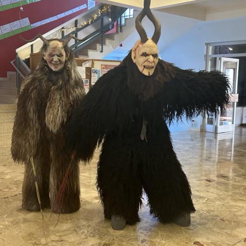Zwei Krampus im Schulhaus.