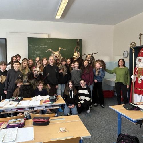 Klassenfoto der 4a mit den Krampus und dem Nikolaus.