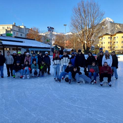 Gruppenfoto Eislaufen am Eislaufplatz.