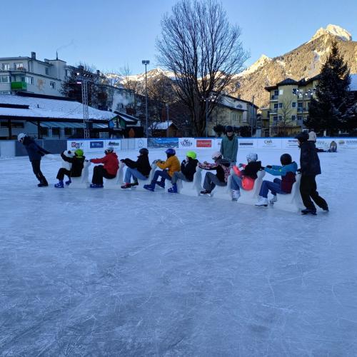 Gruppenfoto Eislaufen am Eislaufplatz.