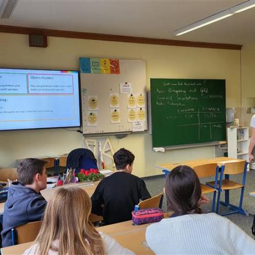 Referentin in einer Klasse.