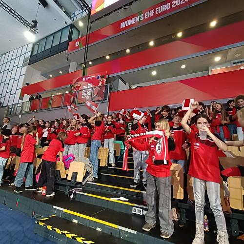 Gruppenfoto der Schüler:innen auf der Tribüne.