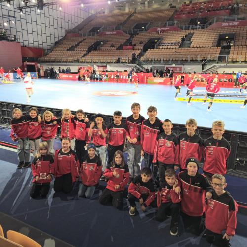 Gruppenfoto vor dem Spielfeld.