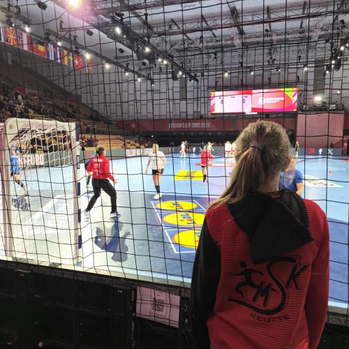 Schülerin von hinten fotografiert. Im Hintergrund ist das Spielfeld zu sehen.