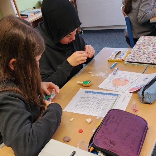 Schüler:innen bearbeiten die Arbeitsaufträge.