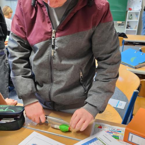Schüler modelliert ein Auge aus Knete.