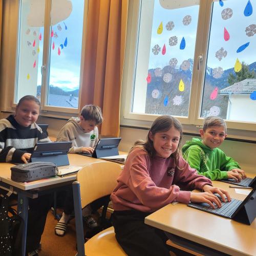 Schüler:innen der 1a arbeiten mit ihren Tablets.