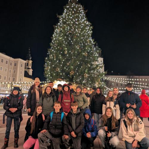 Gruppenfoto der 3c am Christkindlmarkt.