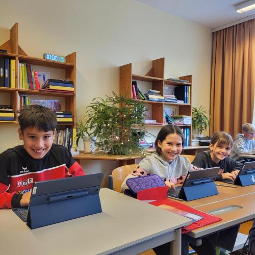 Schüler:innen der 1a arbeiten mit ihren neuen Tablets