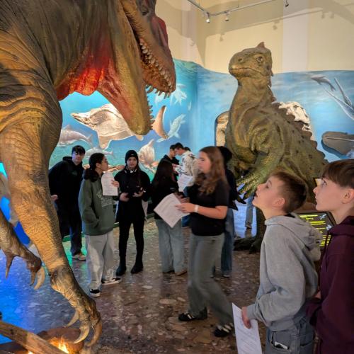 Schüler:innen im Haus der Natur.