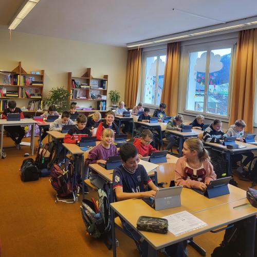 Schüler:innen der 1a arbeiten an ihren neuen Tablets.