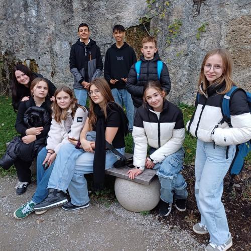 Gruppenfoto der Schüler:innen auf der Festung Hohensalzburg.