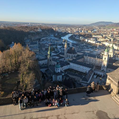 Klassenfoto 3bc auf der Festung mit Blick auf Salzburg.