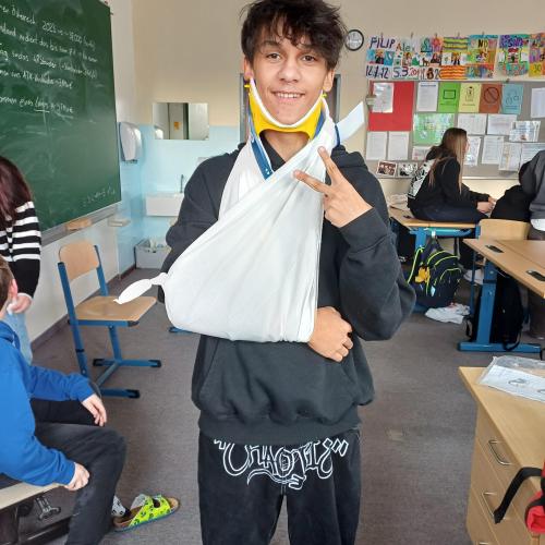 Schüler wurde mit einem Dreieckstuch verarztet.