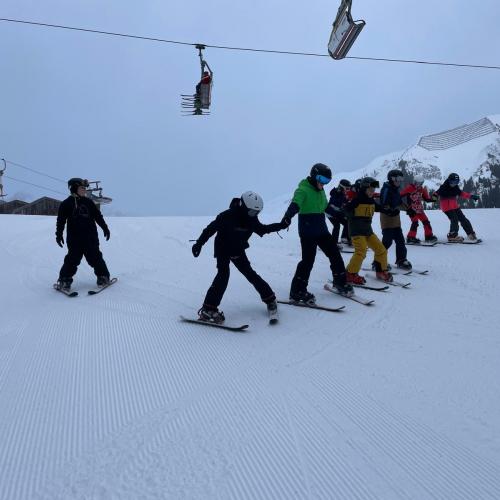 Schüler:innen bilden eine Kette mit den Carvern.