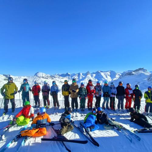 Klassenfoto auf der Piste