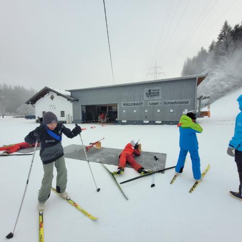Kinder beim Biathlon-Training