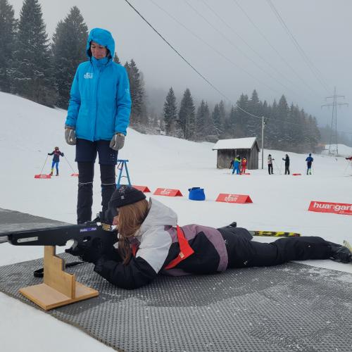 Schülerin beim Schießstand