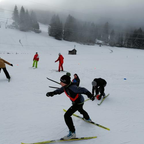 Schüler beim Langlaufen