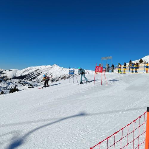Schülerinnen beim Skirennen