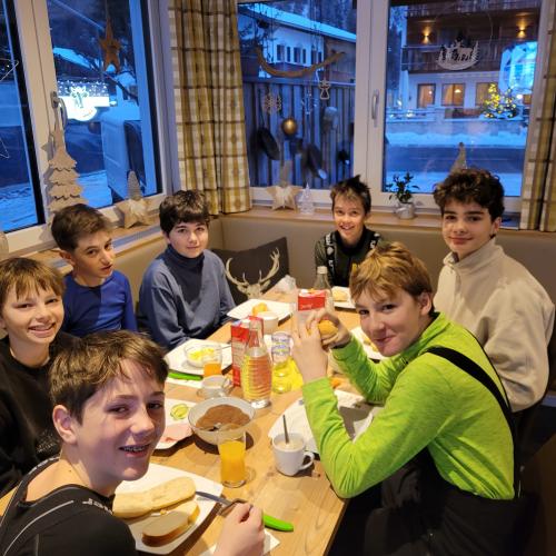 Schüler beim Frühstücken