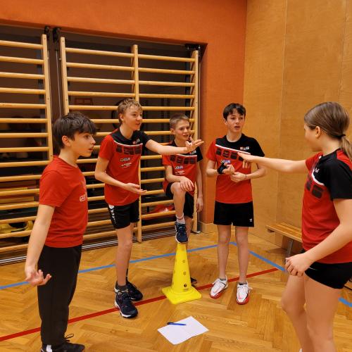 Schüler der Sportklasse im Turnsaal