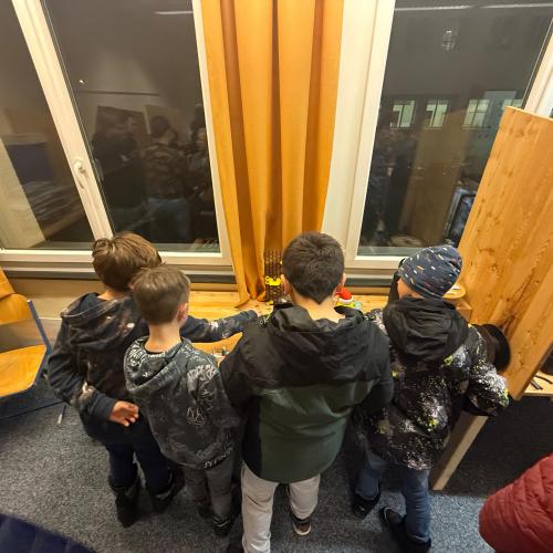 Kinder begutachten den 3D Druck