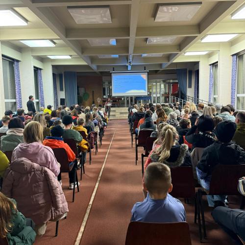 Die Direktorin begrüßt die Eltern in der Aula.