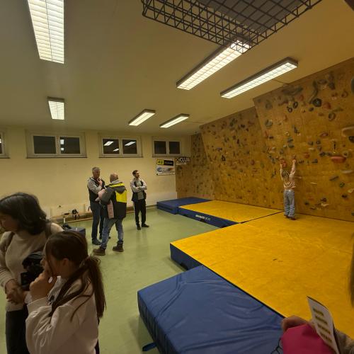 Kinder können die Kletterwand in unserer Boulderhalle ausprobieren.