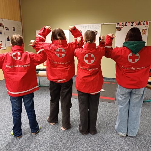 Schülerinnen der Ersten Hilfe in ihren REttungsjacken.