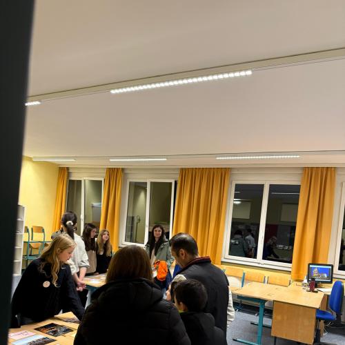 Schülerinnen erklären dan WPF ITalienisch.