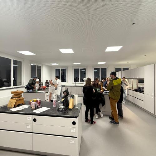 Kinder und Eltern in der neuen Schulküche.