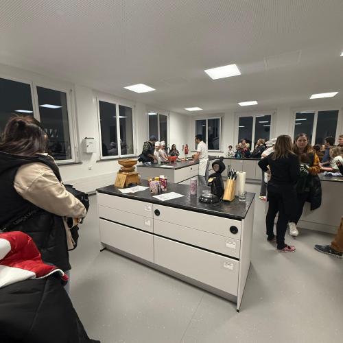 Kinder können sich in der neuen Schulküche selbst ausprobieren.