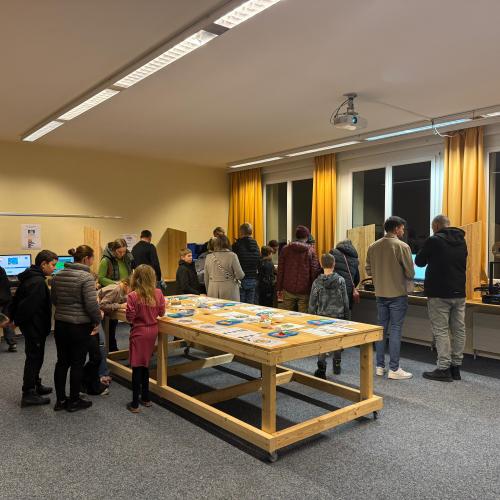 Kinder und Eltern im MINT Raum.